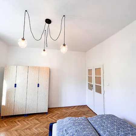 Newly Renovated, 3 Bedrooms Flat In Center, Near Train Station Apartment *