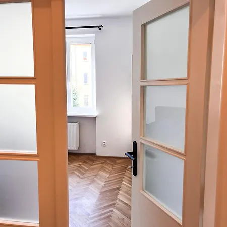 Newly Renovated, 3 Bedrooms Flat In Center, Near Train Station * ブラチスラヴァ