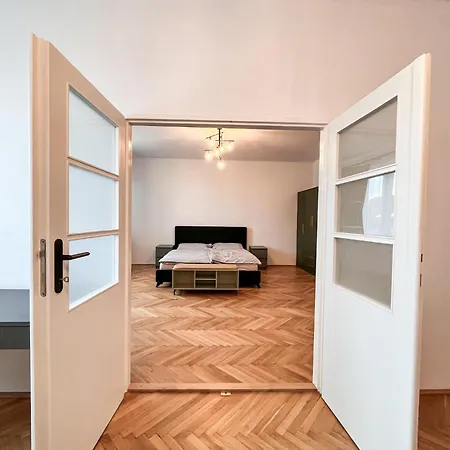 Newly Renovated, 3 Bedrooms Flat In Center, Near Train Station アパート